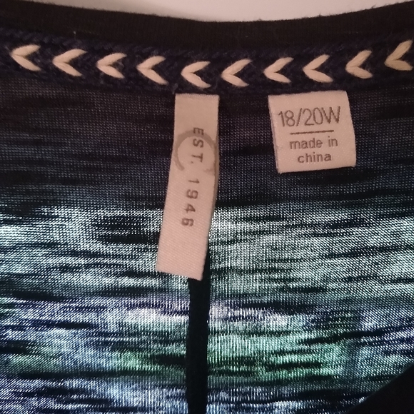 Black blouse with Flirty tucked hem - Picture 2 of 3